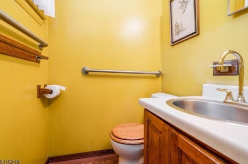 5 Hillside Dr, Clinton NJ 08809-1213 exterior