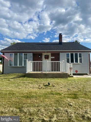 241 Capital Dr, West Deptford NJ  08051-1247 exterior