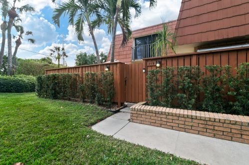 218 Live Oak Ln, Boynton Beach, FL 33436-7105