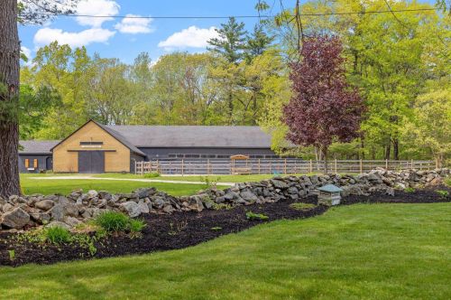 44 Shore Rd, Derry NH  03038-5114 exterior