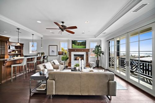 920 Kings Rd, Newport Beach CA  92663-5718 exterior