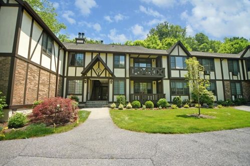 12 Foxwood Dr, Pleasantville, NY 10570-1622