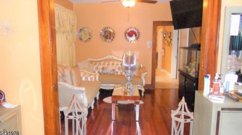 35 Oak Ave, Irvington NJ 07111-3851 exterior