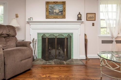 1093 Knollwood Rd, White Plains NY  10603-1100 exterior