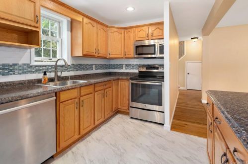 106 Oak Cir, Mahopac NY  10541-4146 exterior