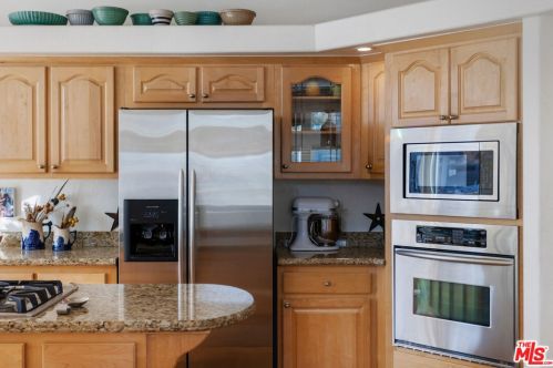 154 Navajo Ln, Topanga CA  90290-4451 exterior