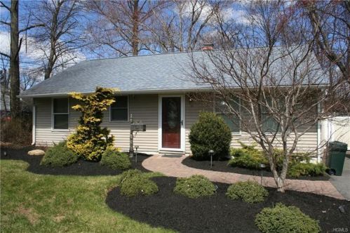20 Capt Shankey Dr, Garnerville, NY 10923-1323