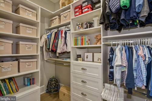 1044 Manning St, Great Falls VA  22066-1922 exterior