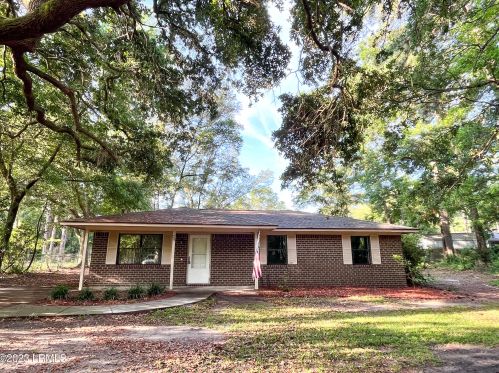 25 Buck Rd, Beaufort, SC 29907-1319