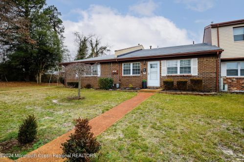 92 Greenwood Loop Rd, Bricktown, NJ 08724-1255