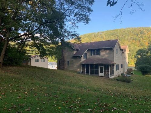 660 Hillville Rd, Karns City, PA 16041-3302