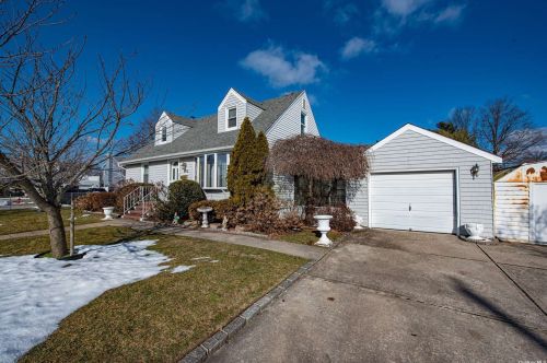 335 Nicholai St, Hicksville, NY 11801-3762