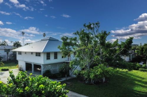 220 Palm Lk Dr, Sanibel FL 33957-5601 exterior