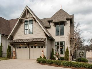 2244 Castleman Dr, Nashville, TN 37215-3304
