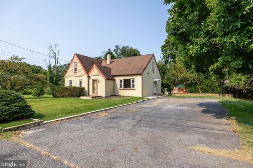 303 Warwick Rd, West Deptford, NJ 08096-6023