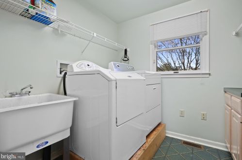 56 Sherwood Cir, West Enola PA  17025-1840 exterior