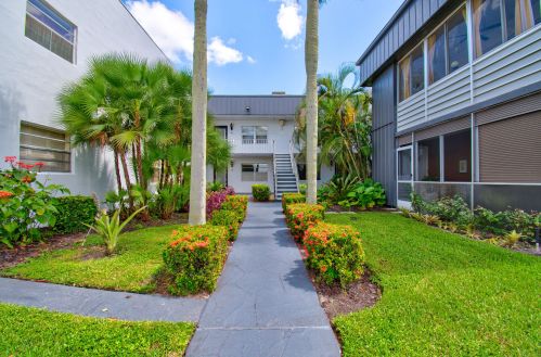 39 Normandy A, Delray Beach FL  33484-4705 exterior