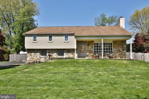1106 Hilltop Rd, Southampton, PA 18966-3268