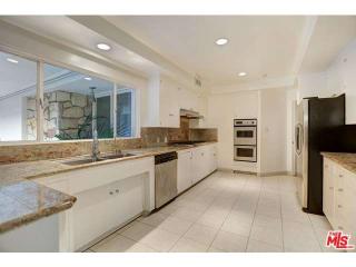 1069 Shadow Hill Way, Beverly Hills CA  90210-2306 exterior