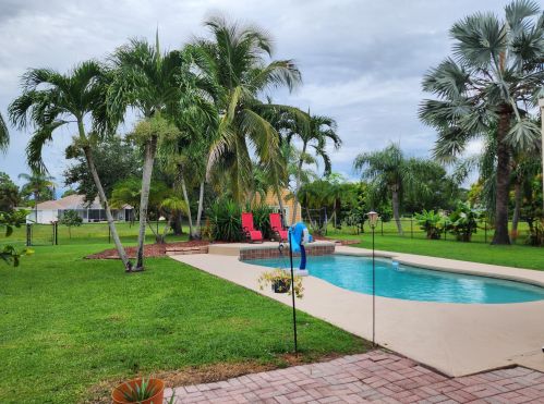 1726 Berkshire Blvd, Fort Pierce FL 34952-7112 exterior