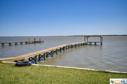 1511 Bayshore Dr, Palacios, TX 77465-9217