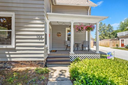 156 Maple St, Oconomowoc, WI 53066-3551