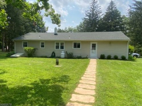 111 Lilac Dr, Annandale NJ  08801-3454 exterior