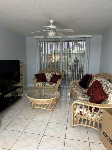 714 Villa Cir, Boynton Beach FL  33435-8914 exterior