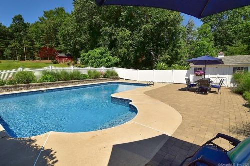 4 Lookout Lndg, Ellington CT  06029-2543 exterior