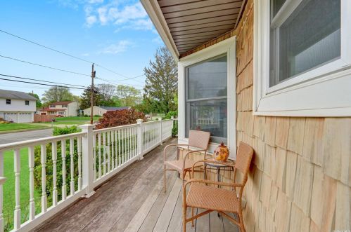 977 Montauk Ave, Islip Terrace, NY 11752-1215