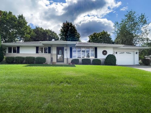 208 Woodland Beach Rd, Lake Mills, WI 53551-1844