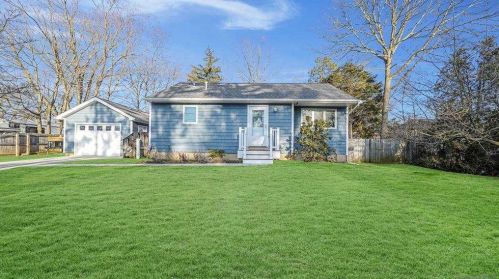 15 Laurie Blvd, South Setauket, NY 11720-3604