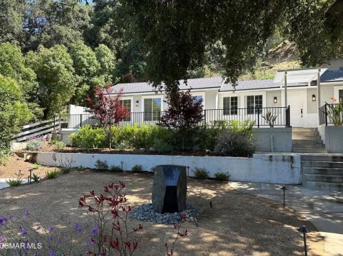 28366 Agoura Rd, Calabasas CA  91301-2406 exterior