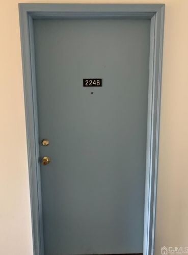 224 Sierra Ct, Woodbridge, NJ 07095-1479