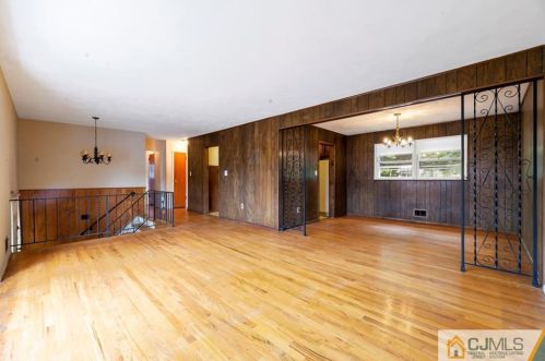 24 Wellington Rd, East Brunswick, NJ 08816-1722