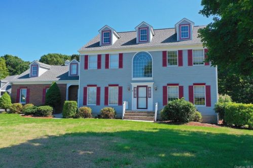 8 Menayas Ct, Washingtonville NY  10992-2032 exterior