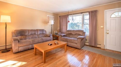 30 Iroquois Ave, Oakland, NJ 07436-3747