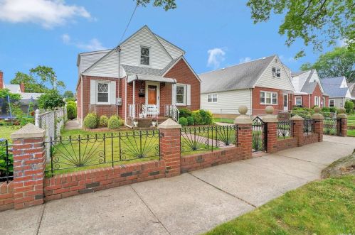 1601 Lowell Ave, New Hyde Park, NY 11040-4301