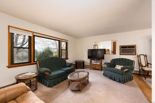 28 Gold Rd, New Hamburg, NY 12590-3406