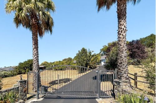 4000 Susan Ln, Penngrove, CA 94951-9738