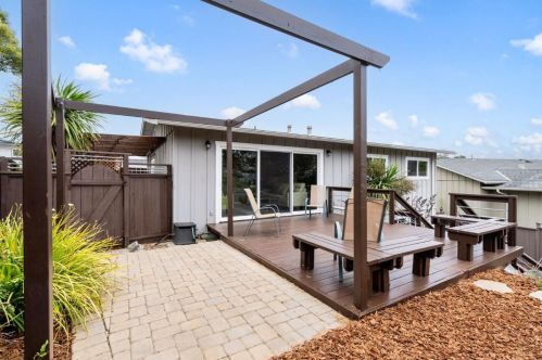 1128 Manzanita Dr, Pacifica CA  94044-4347 exterior