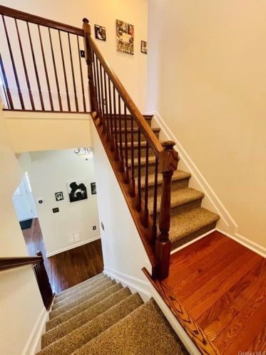5 Cornwall Ln, Middletown NY  10940-5077 exterior