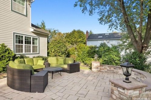 81 Stoothoff Rd, Elwood NY  11731-3917 exterior