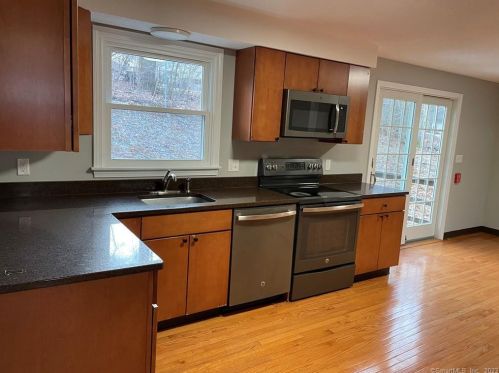 42 Debra Ln, North Haven, CT 06473-3918