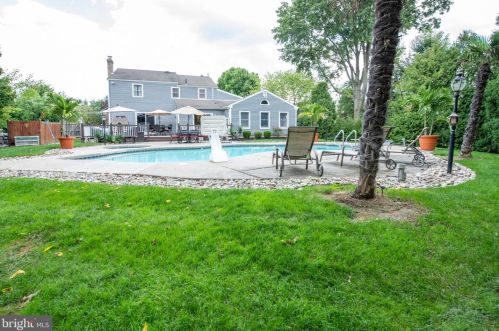 44 Brae Bourne Dr, Southampton, PA 18954-1417