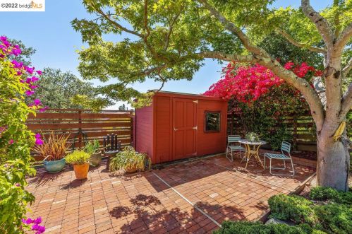 2463 Burlington St, Oakland CA 94602-2515 exterior