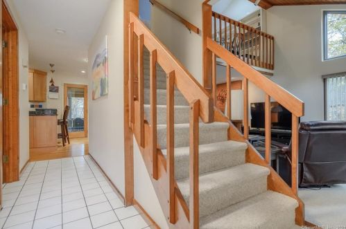 52 Mustang Dr, Huntington, CT 06484-5418