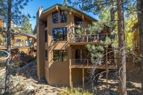 351 Skidder Trl, Truckee CA 96161-3928 exterior