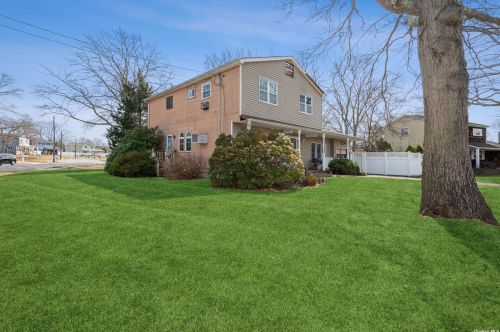 16 Emmy Cir, Holbrook, NY 11741-3209