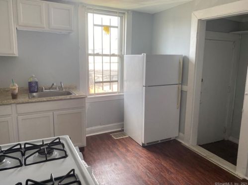 47 Calhoun Ave, Bridgeport, CT 06611-2451